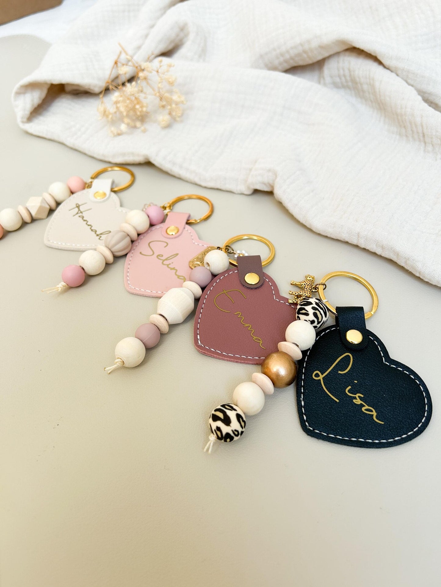Personalisierter Schlüsselanhänger mit Name & Perlen – Geschenk für Frauen, Freundin & Mama