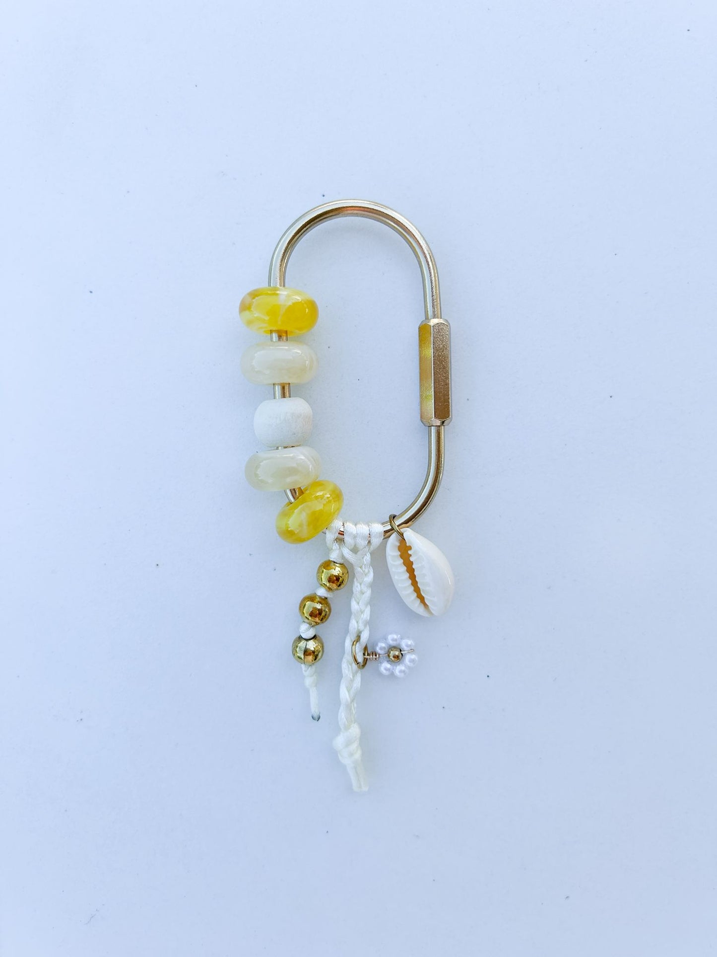 sommerlicher bag charm gelb mit perlen