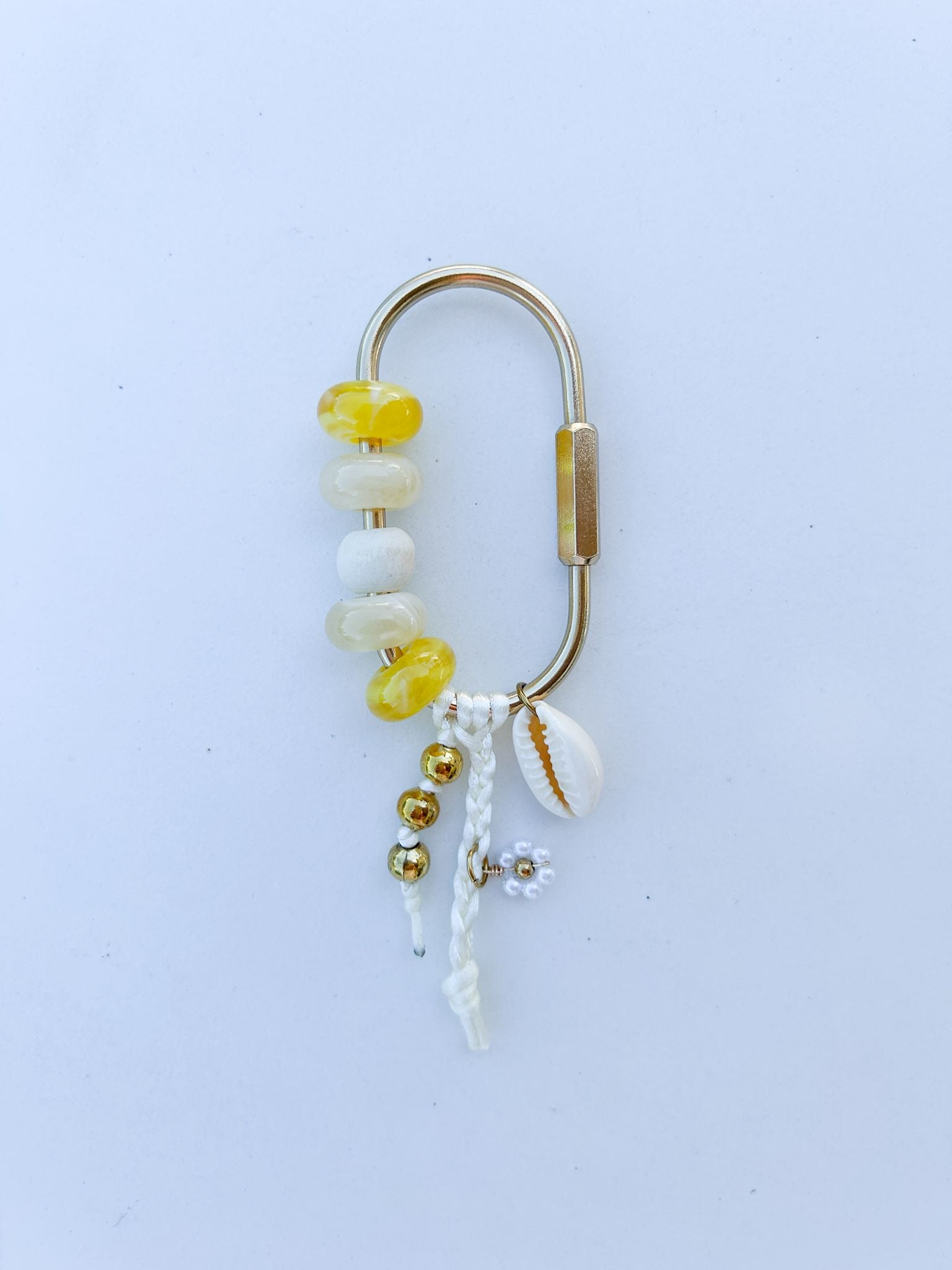 sommerlicher bag charm gelb mit perlen