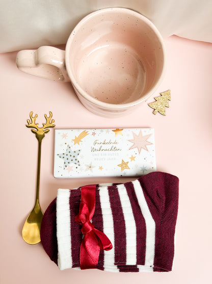 Weihnachtsgeschenk Set mit Tasse, Schokolade, goldenem Löffel und Kuschelsocken