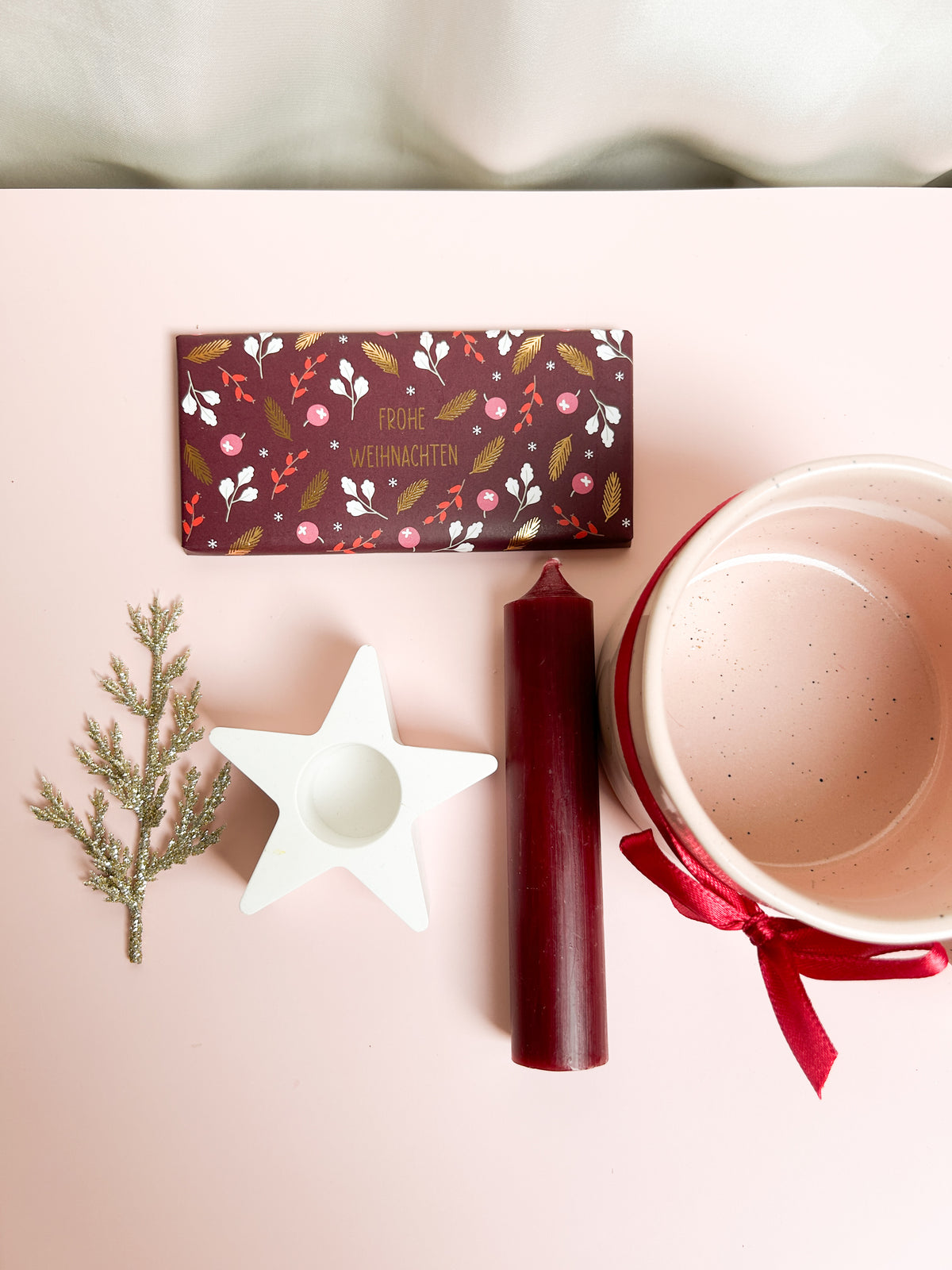 Weihnachtsgeschenk Set mit Tasse, Schokolade, handgemachtem Stern Kerzenhalter und roter Kerze
