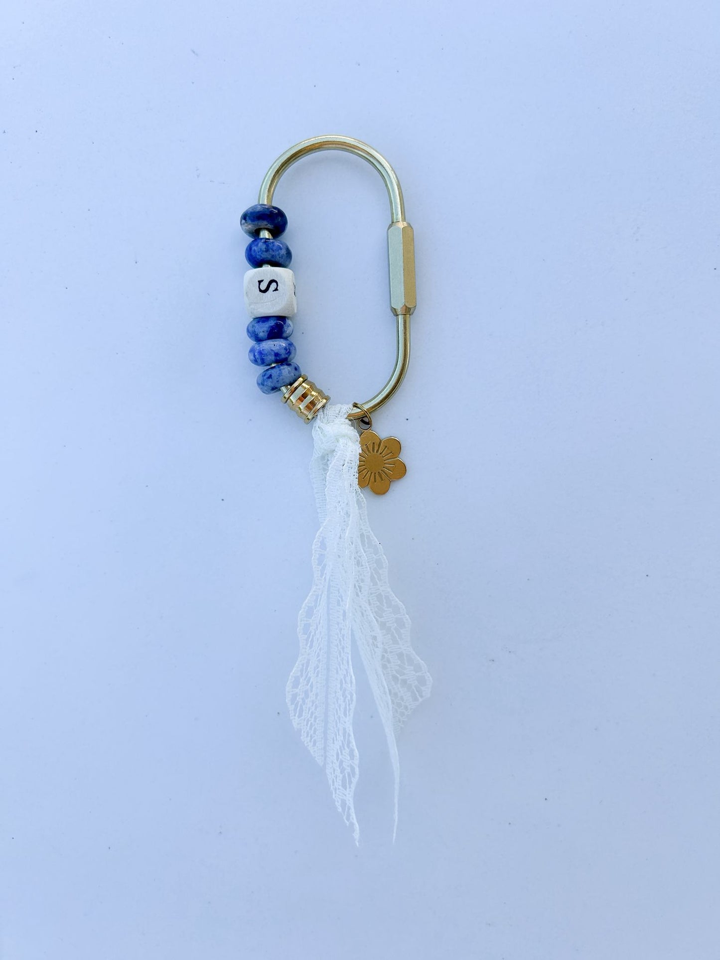 bag charm blau mit personalisierung und perlen