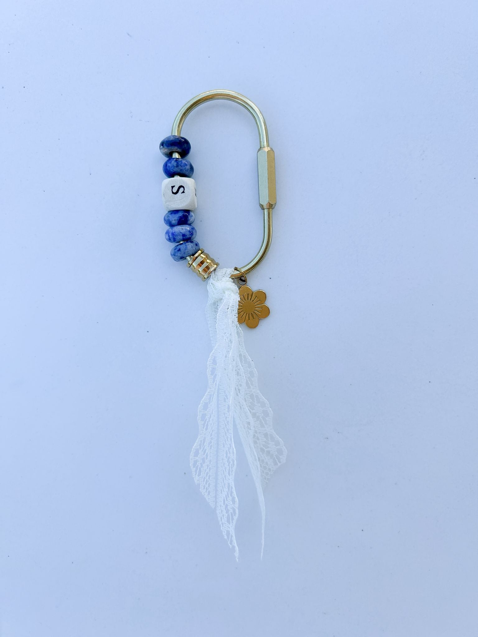 bag charm blau mit personalisierung und perlen