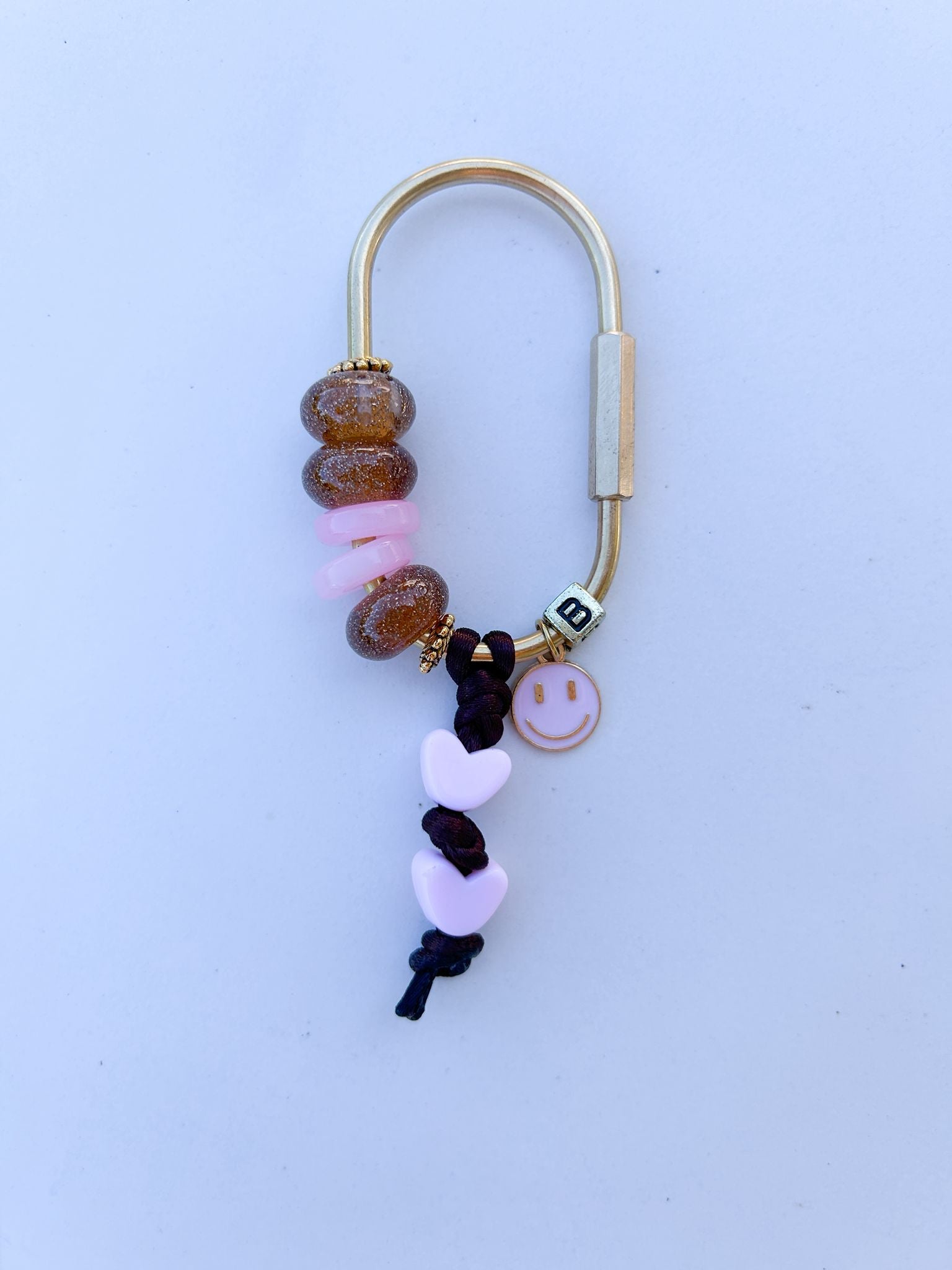 bag charm braun und rosa mit perlen