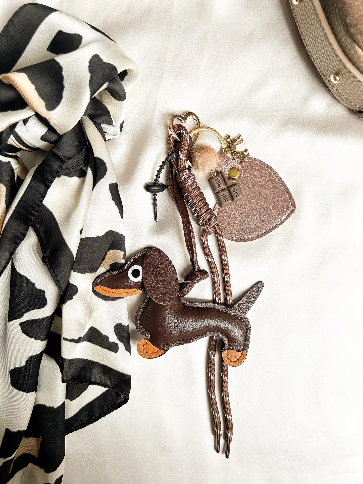 Süßer Dackel Anhänger als Bag Charm im minimalistischen Design in braun