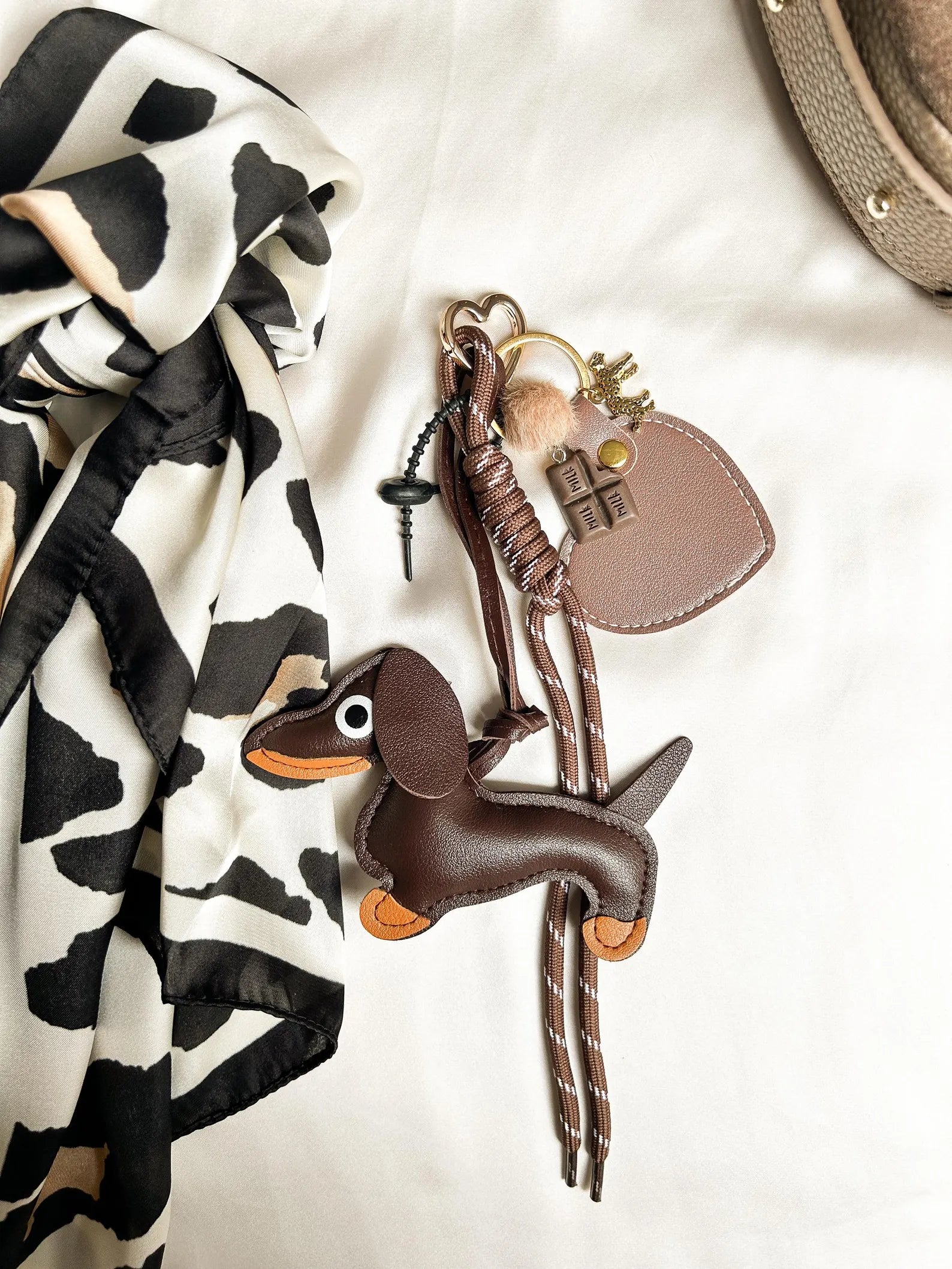 Süßer Dackel Anhänger als Bag Charm im minimalistischen Design in braun