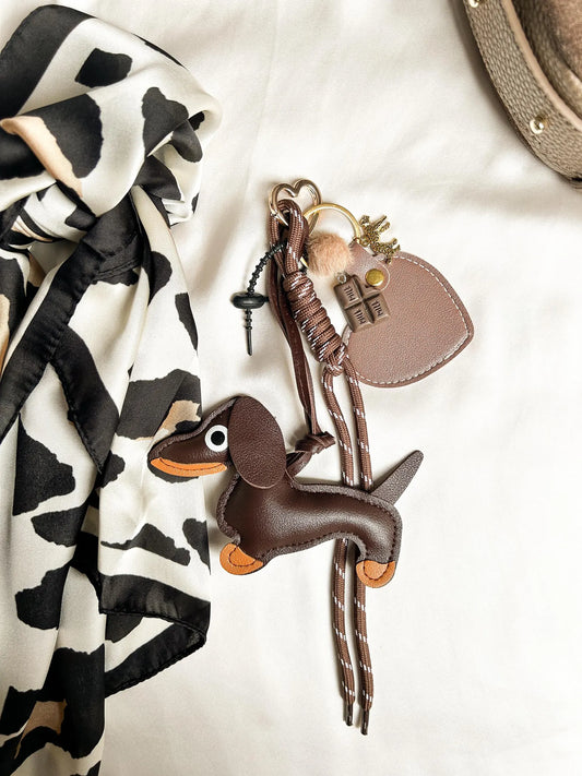 Süßer Dackel Anhänger als Bag Charm im minimalistischen Design in braun