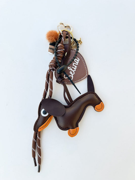 personalisierter dackel bag charm in braun