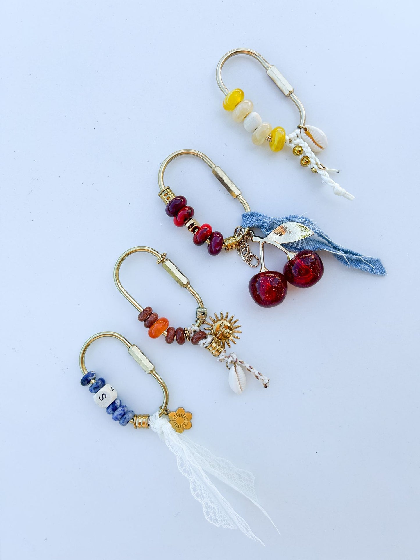 taschenanhaenger mit perlen und charms