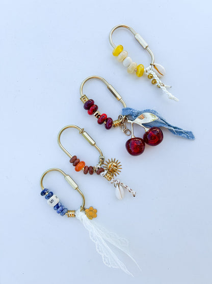 taschenanhaenger mit perlen und charms