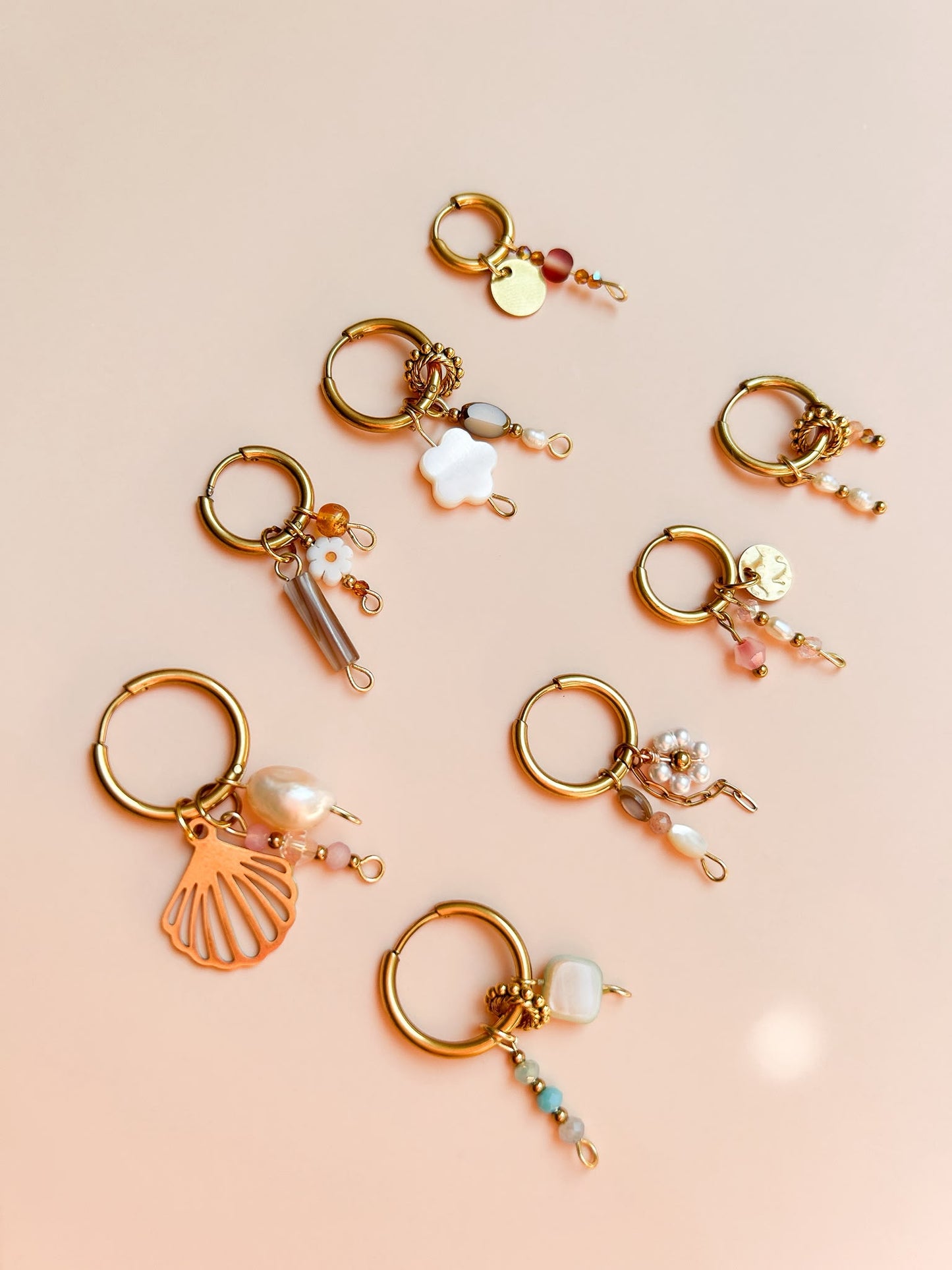 Charm Ohrringe aus Edelstahl mit Perlen und Anhänger in Gold