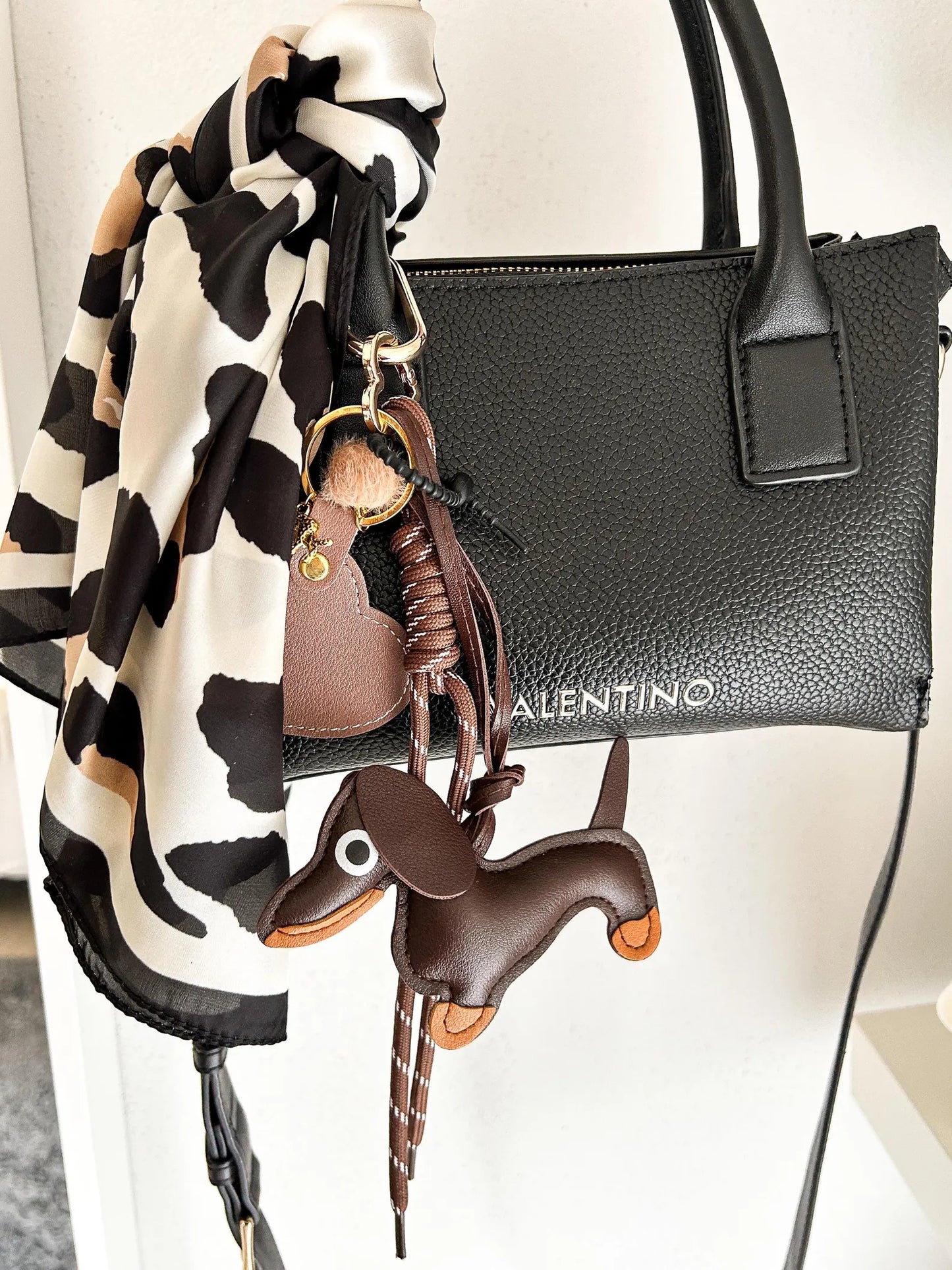 Dackel Bag Charm personalisiert an Tasche befestigt