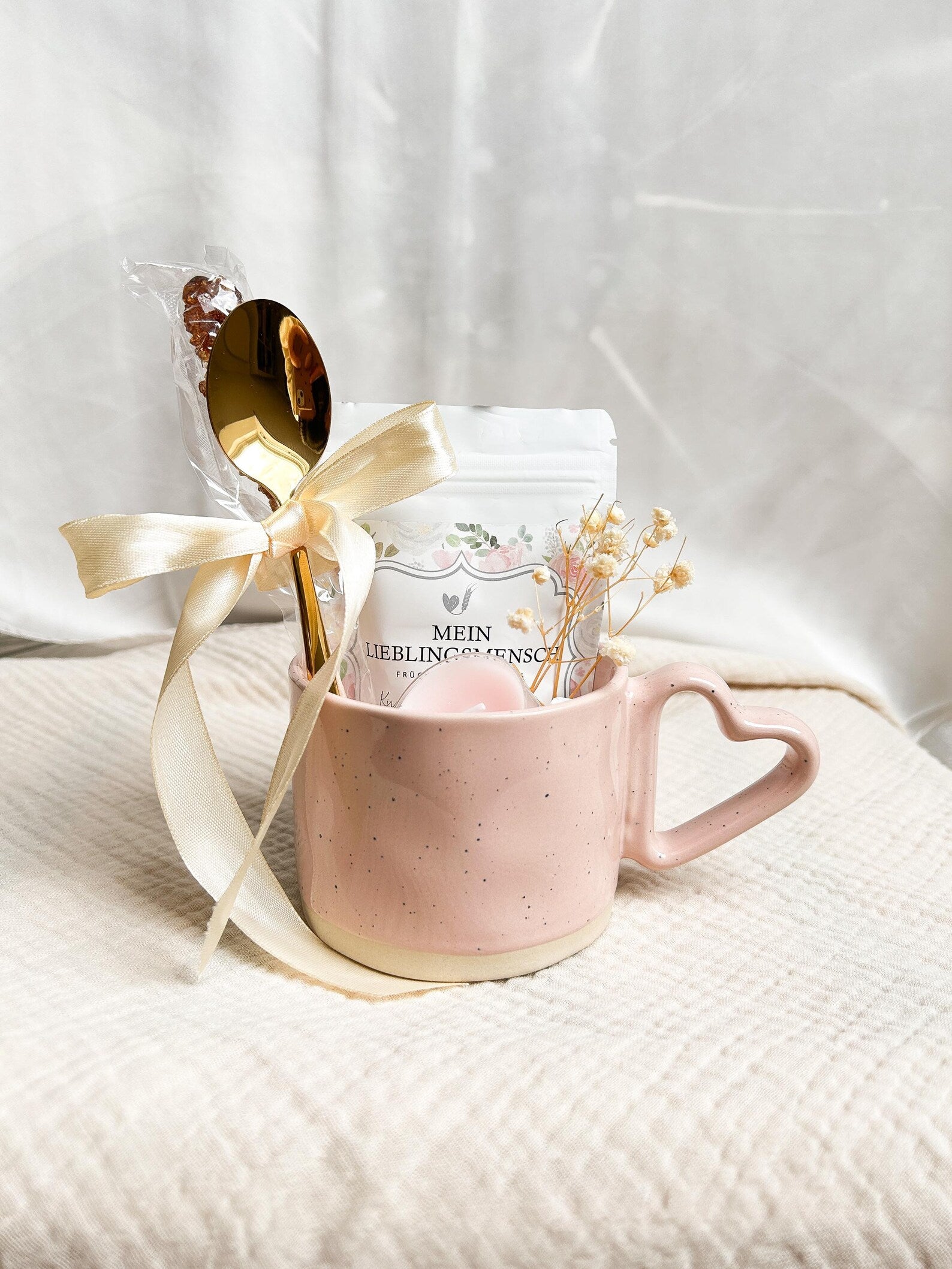 Minimalistisches Geschenkset mit Herz Tasse