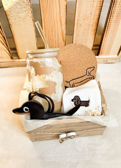 Geschenkidee für Dackelliebhaberinnen mit Socken und Anhänger