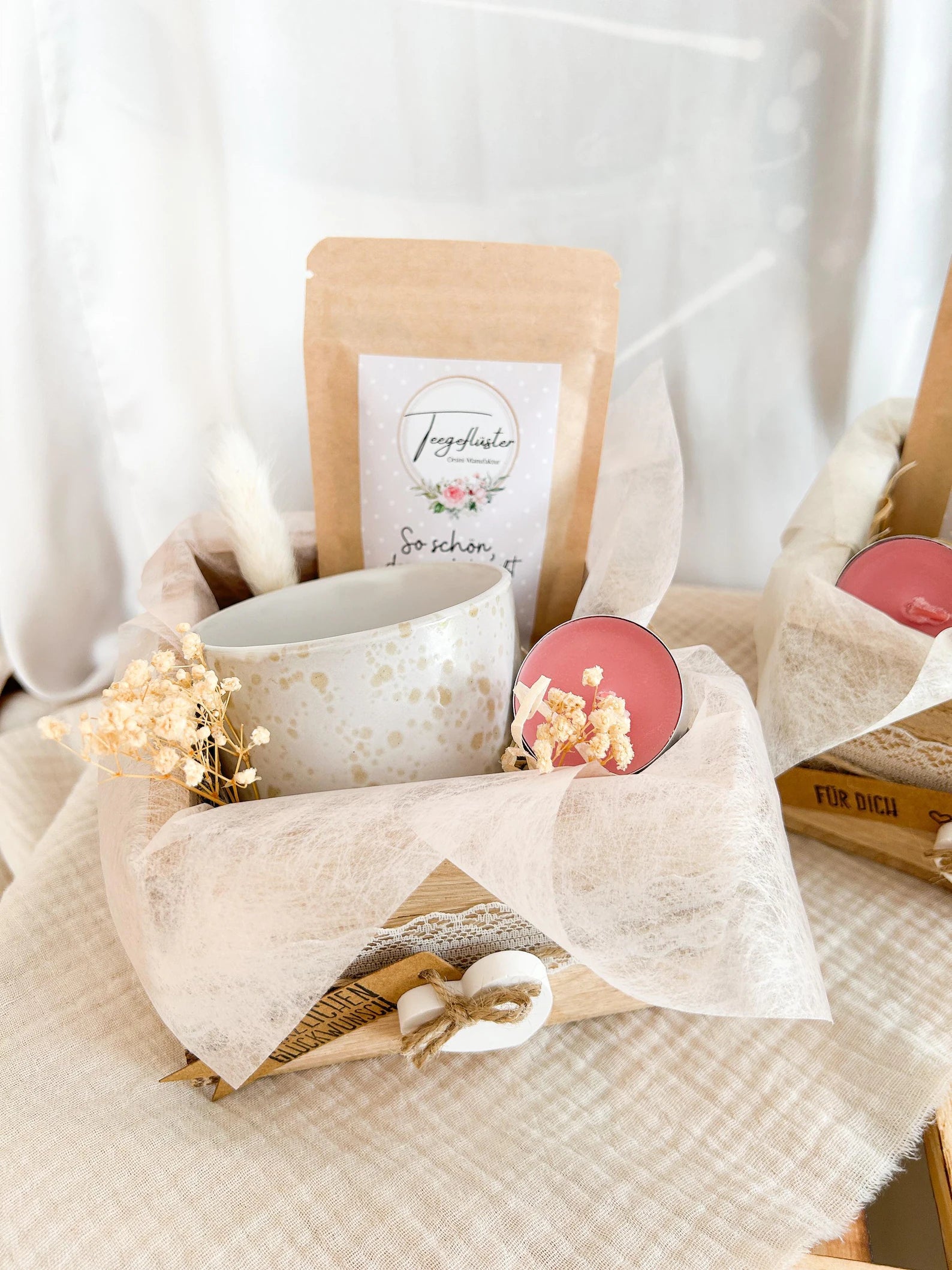 Geschenkset für Frauen im Holzkorb minimalistisch dekoriert