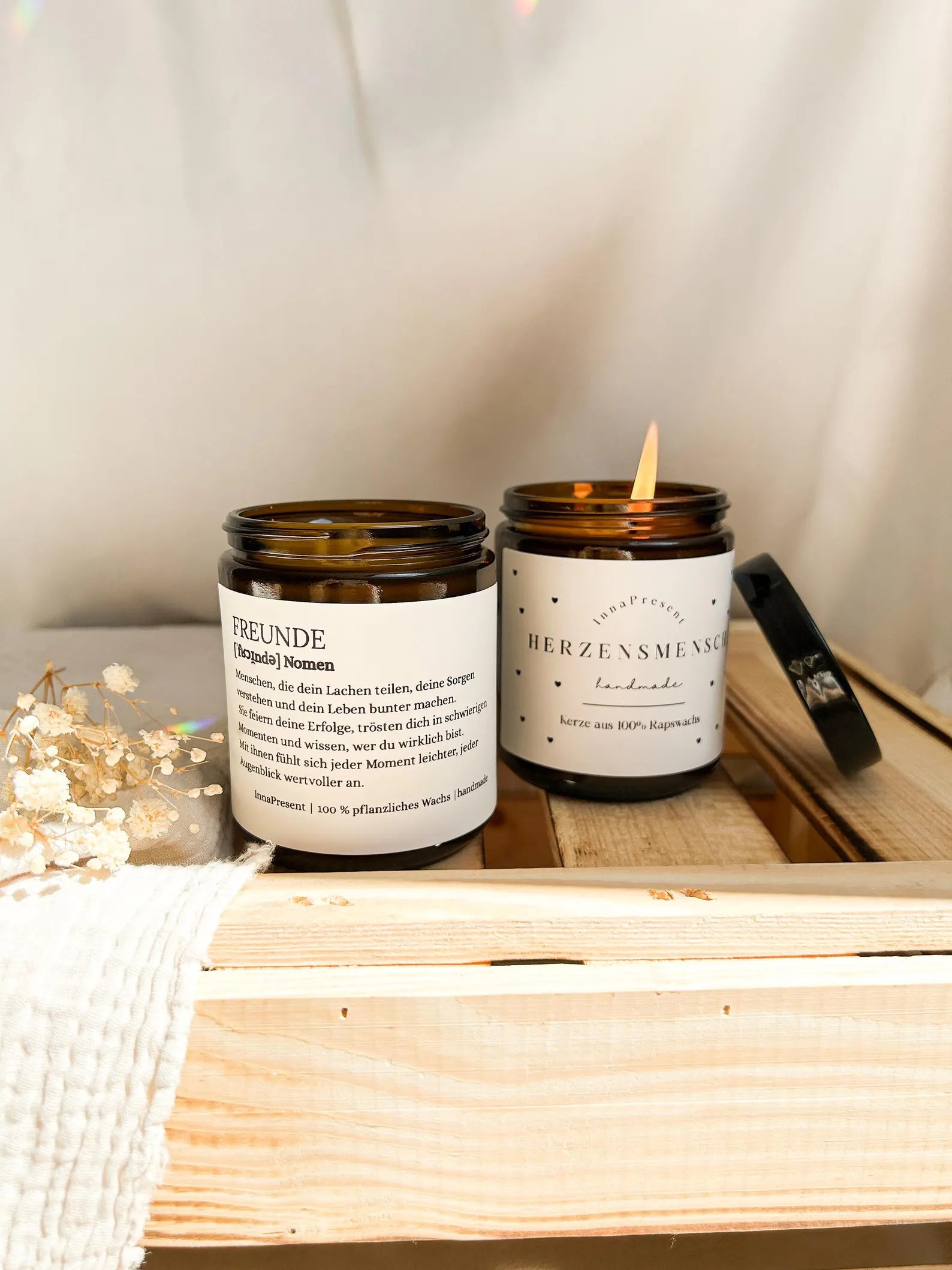 Moderne dekorative Kerze im minimalistischen Stil