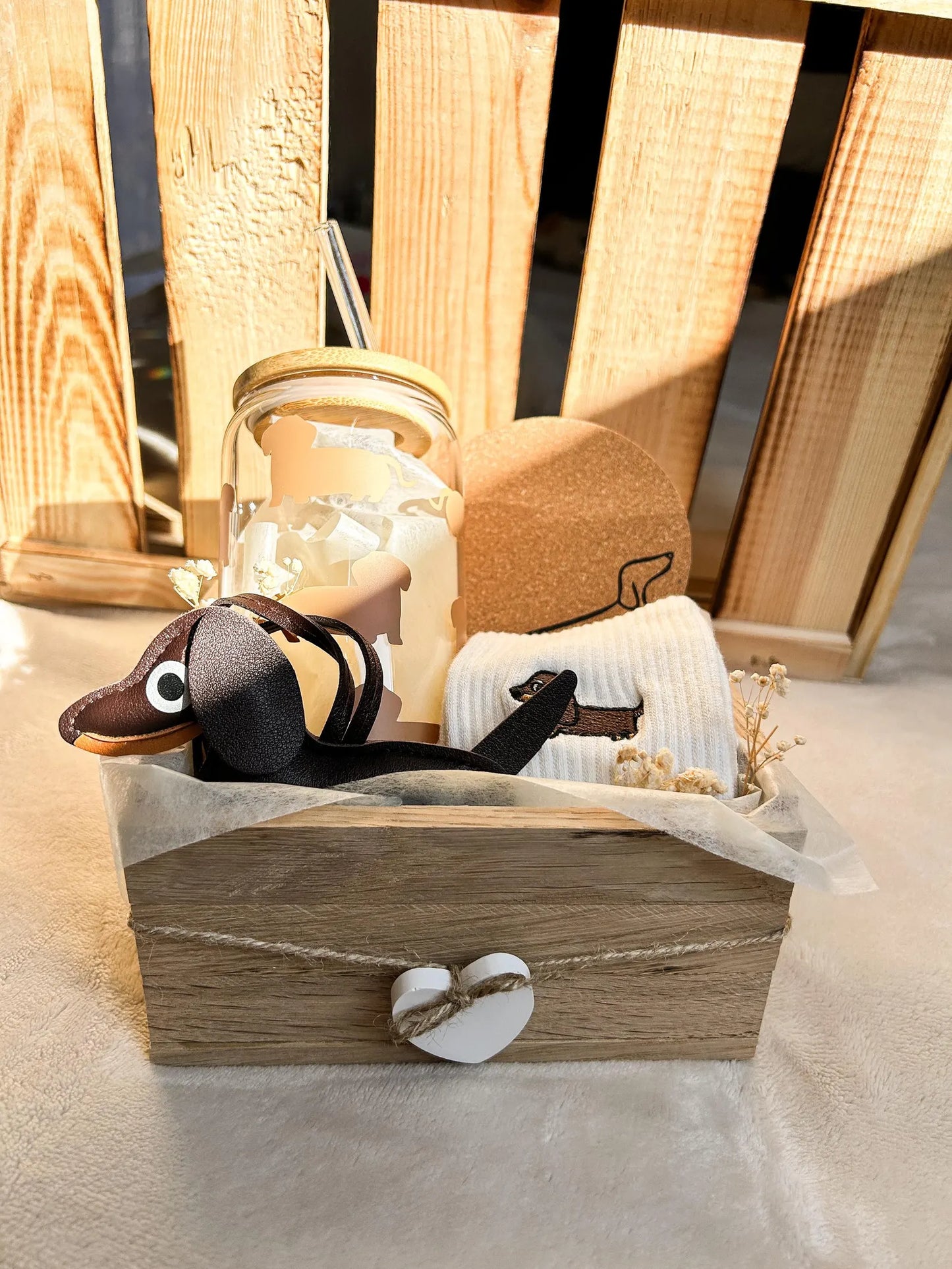 Geschenkset für Dackel Fans mit liebevollen Details im Holzkorb