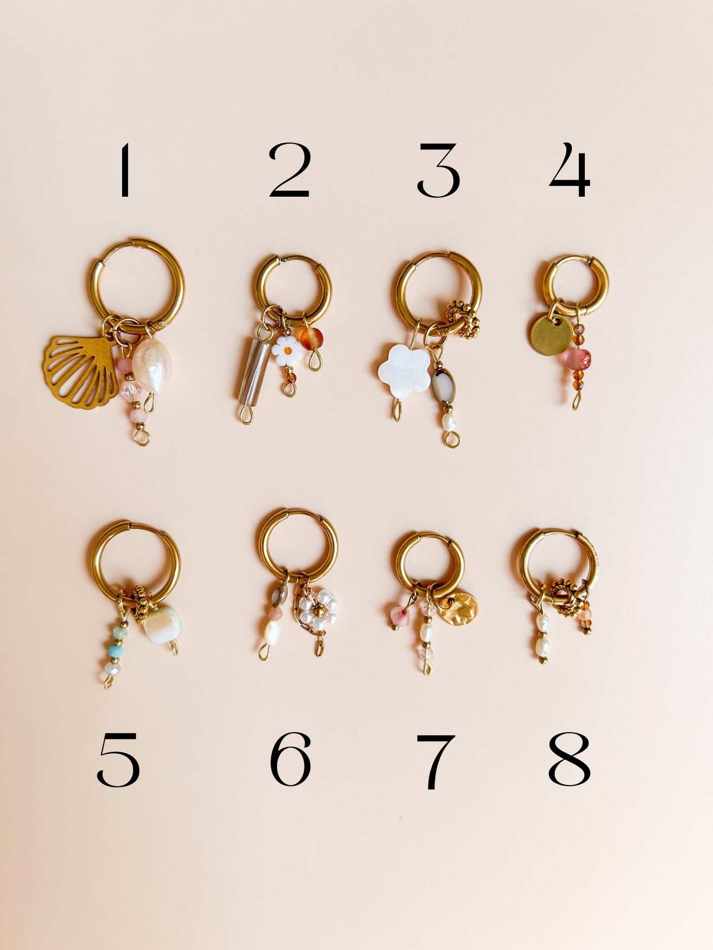 Goldene Charm Creole mit Perlen als einzelner Ohrring