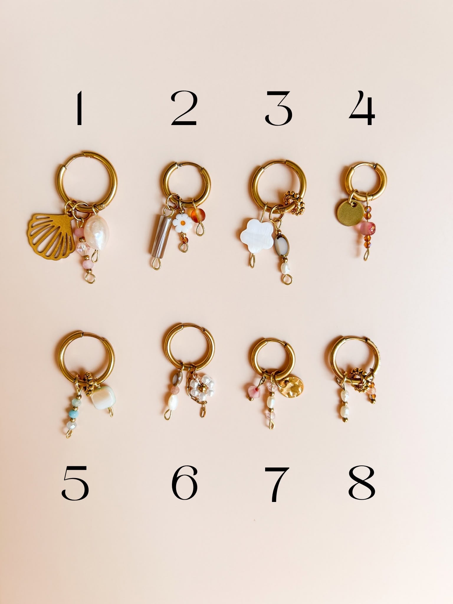 Goldene Charm Creole mit Perlen als einzelner Ohrring