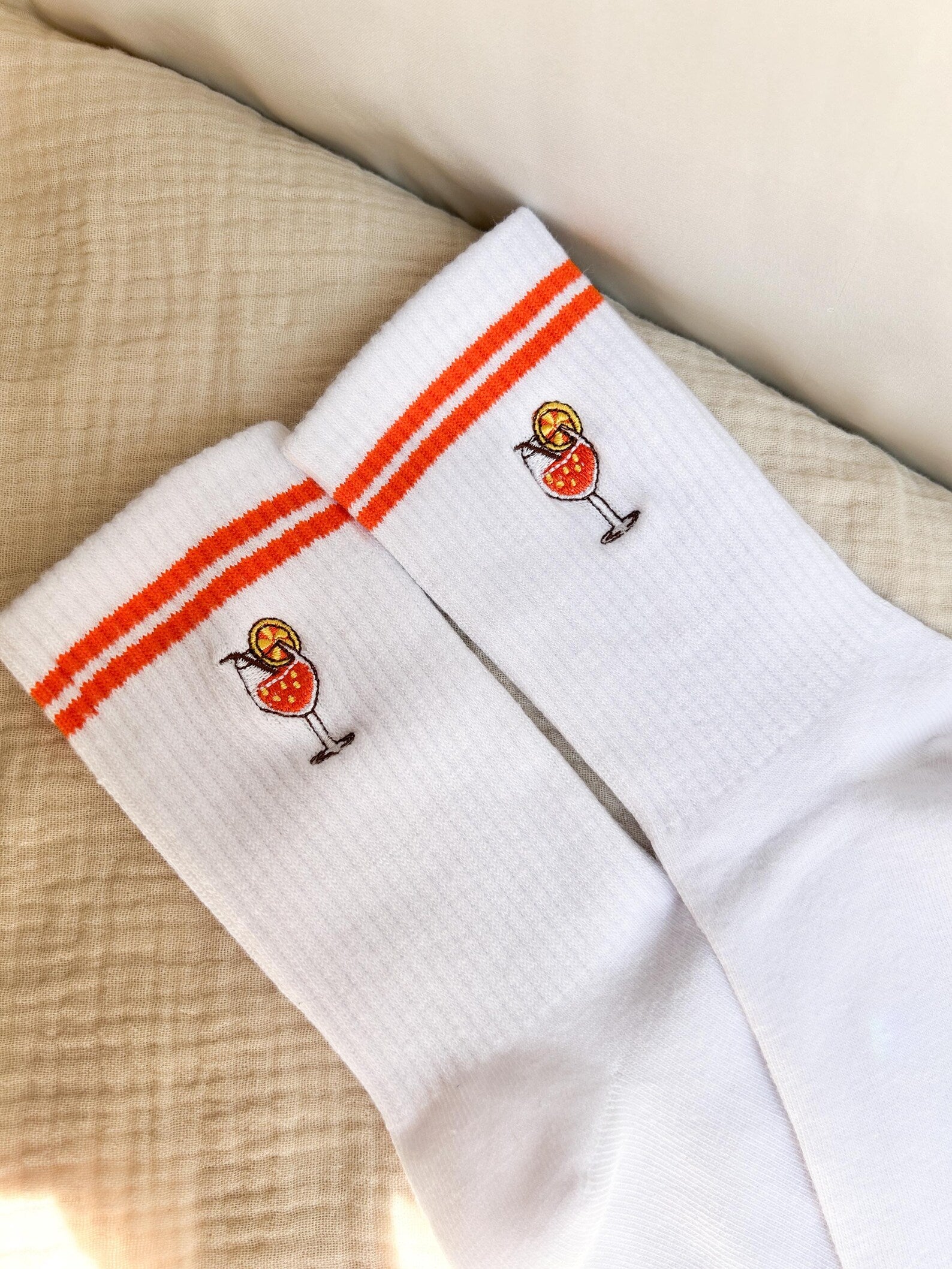 Detailansicht Aperol Geschenkset Socken mit Stickerei