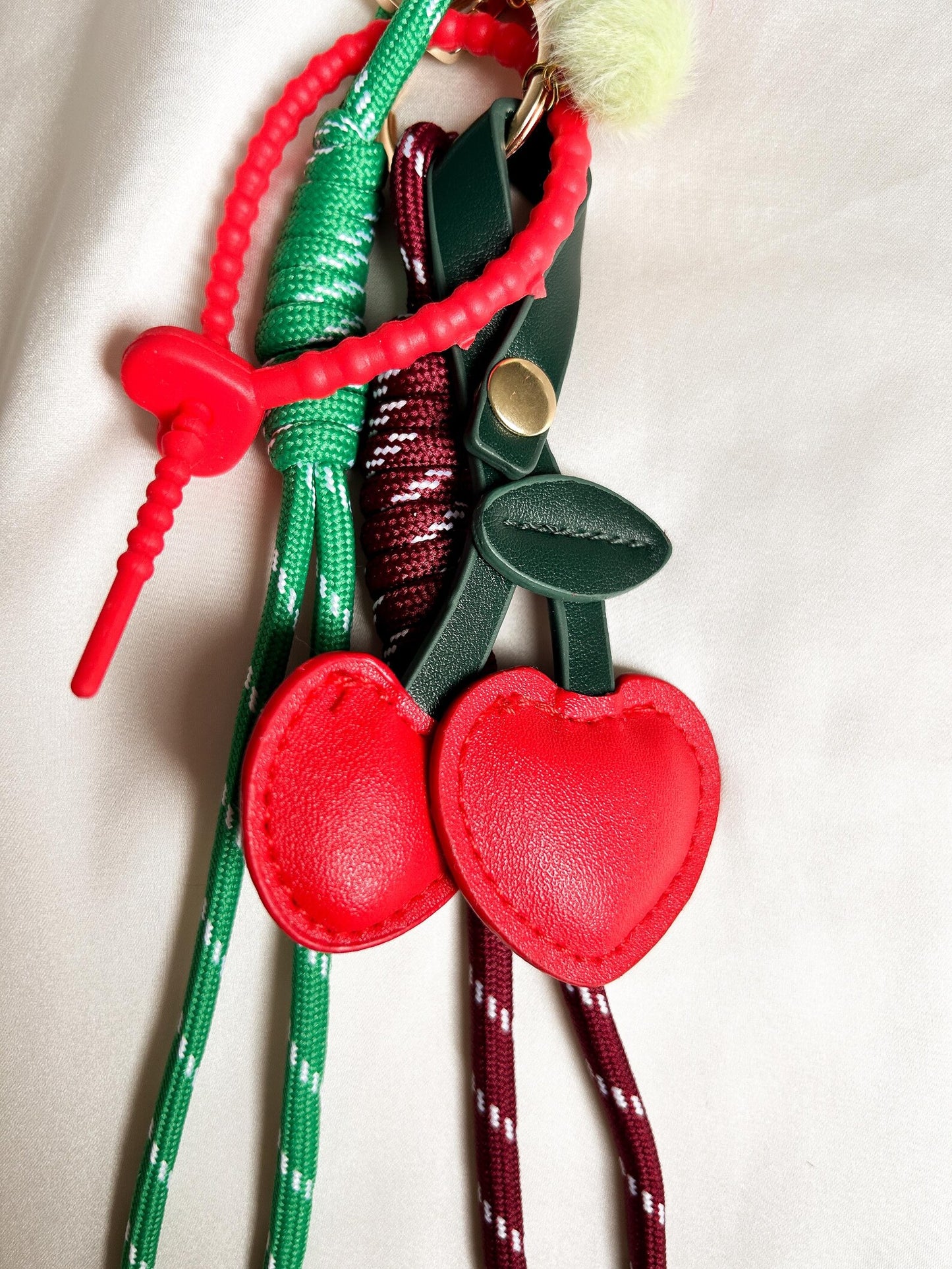 kirschen anhaenger detail taschenaccessoire