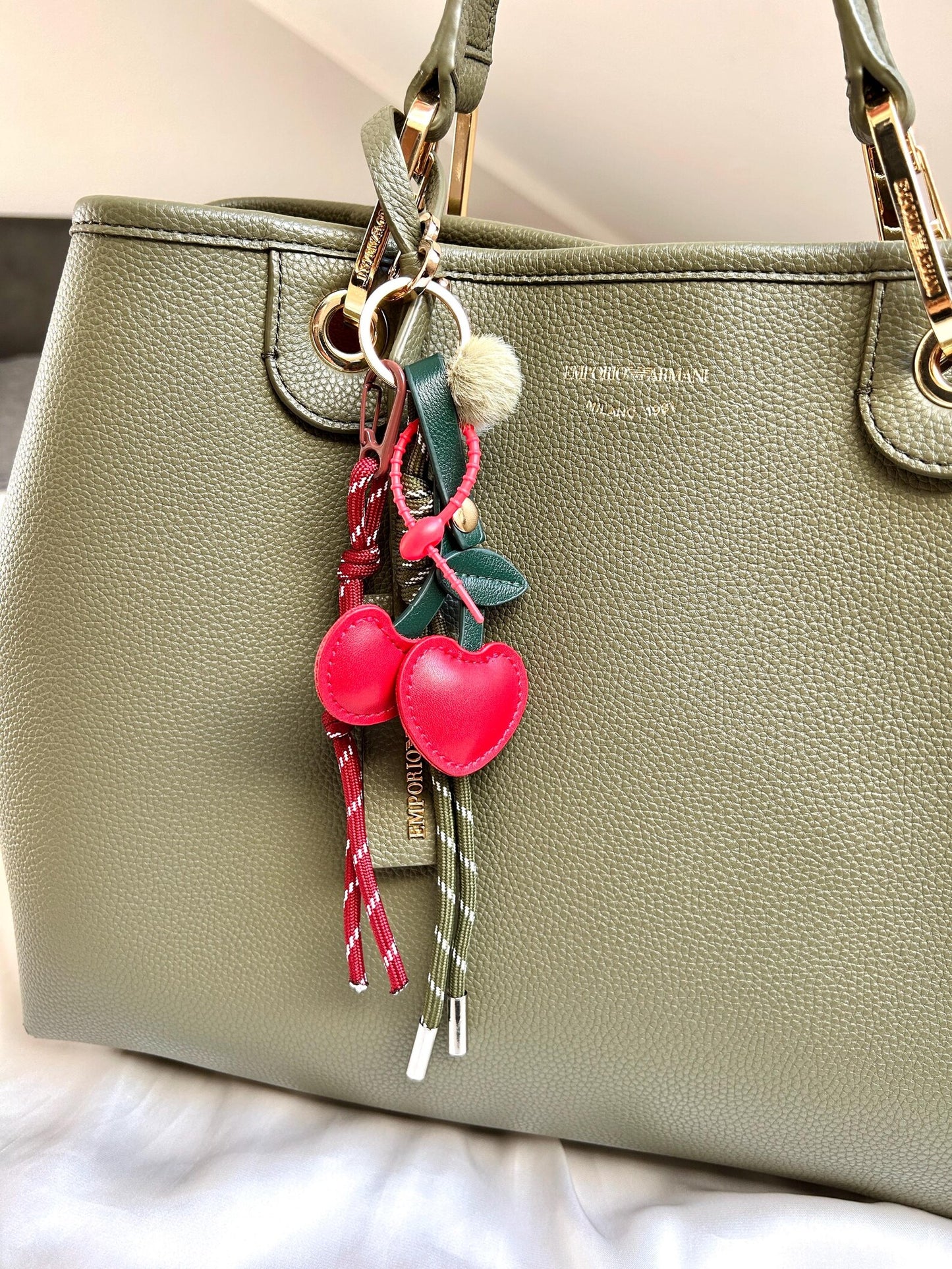 bag charm kirsche an tasche getragen