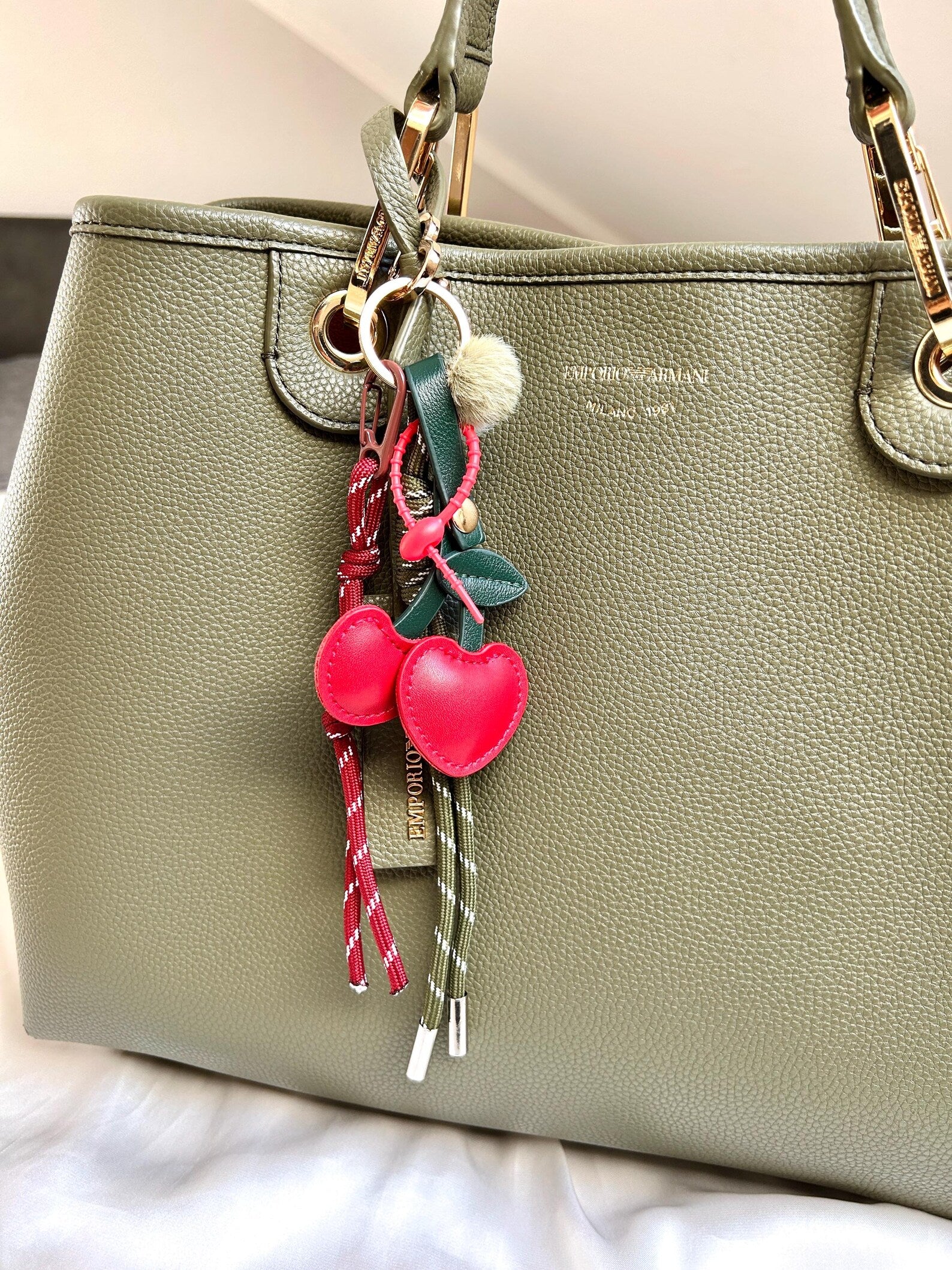 bag charm kirsche an tasche getragen
