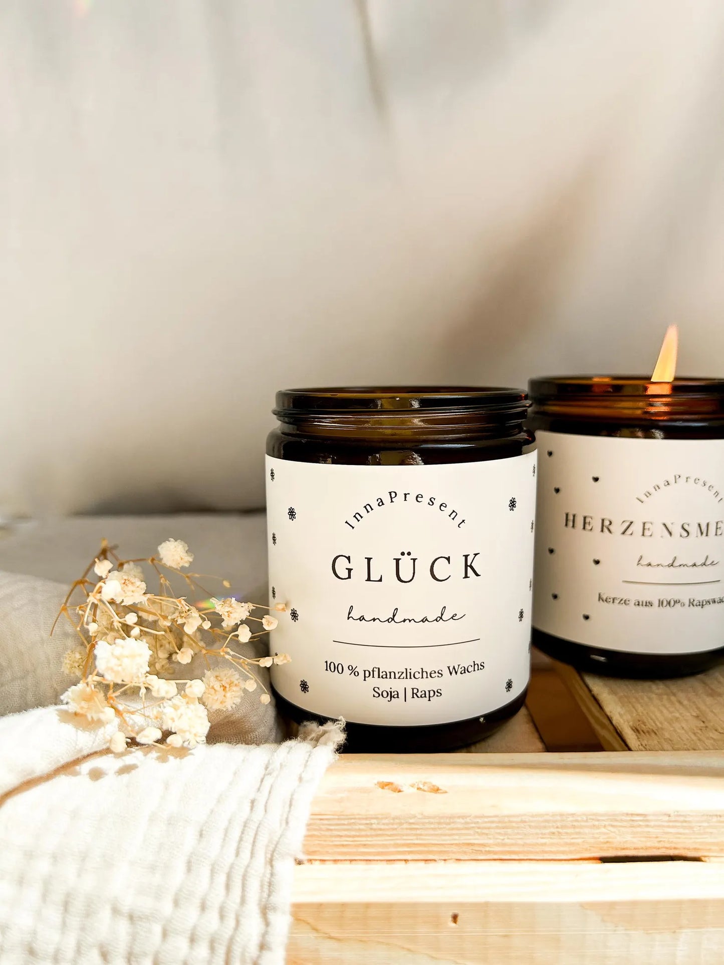 Personalisierte Kerze im Glas mit Wunschtext im minimalistischen Design