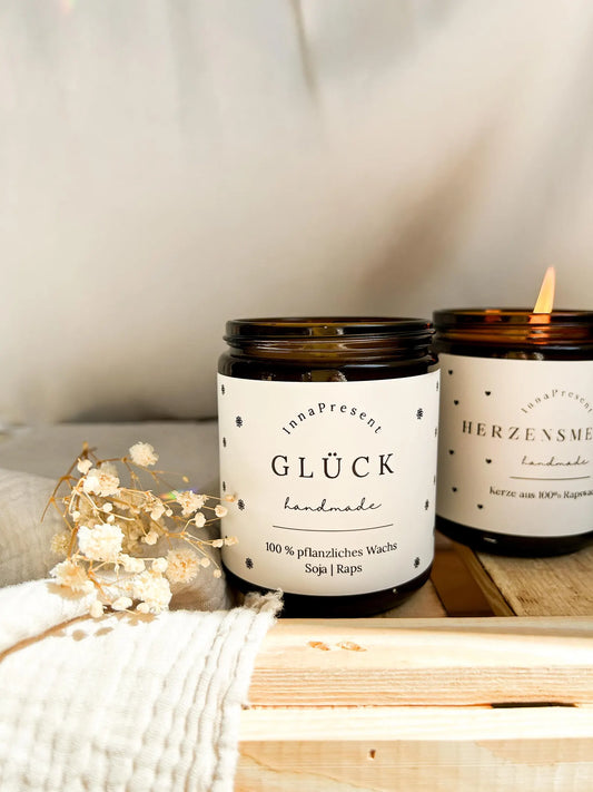 Personalisierte Kerze im Glas mit Wunschtext im minimalistischen Design