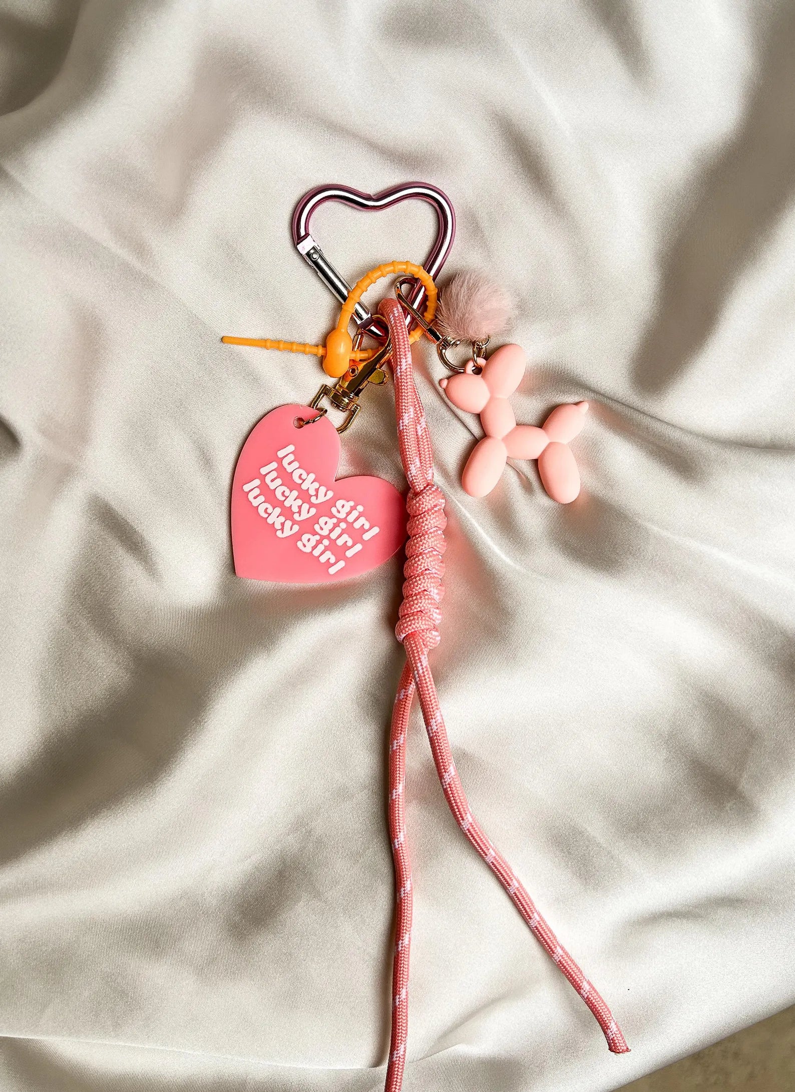 Taschenanhänger in Form eines Ballon Hundes im minimalistischen Design
