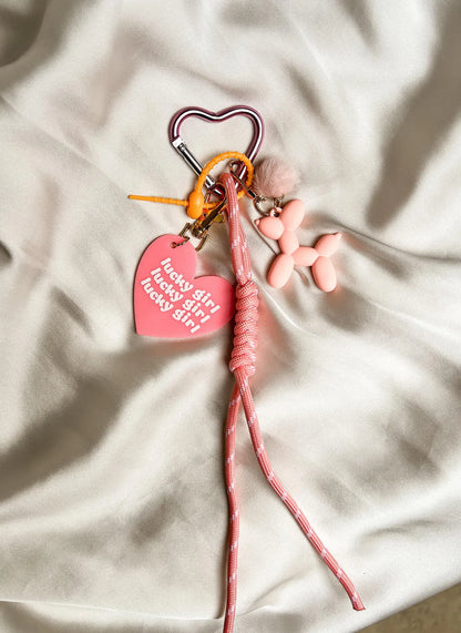 Taschenanhänger in Form eines Ballon Hundes im minimalistischen Design