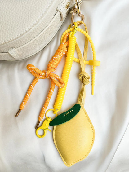 Taschenanhänger aus Kunstleder in Zitronenform