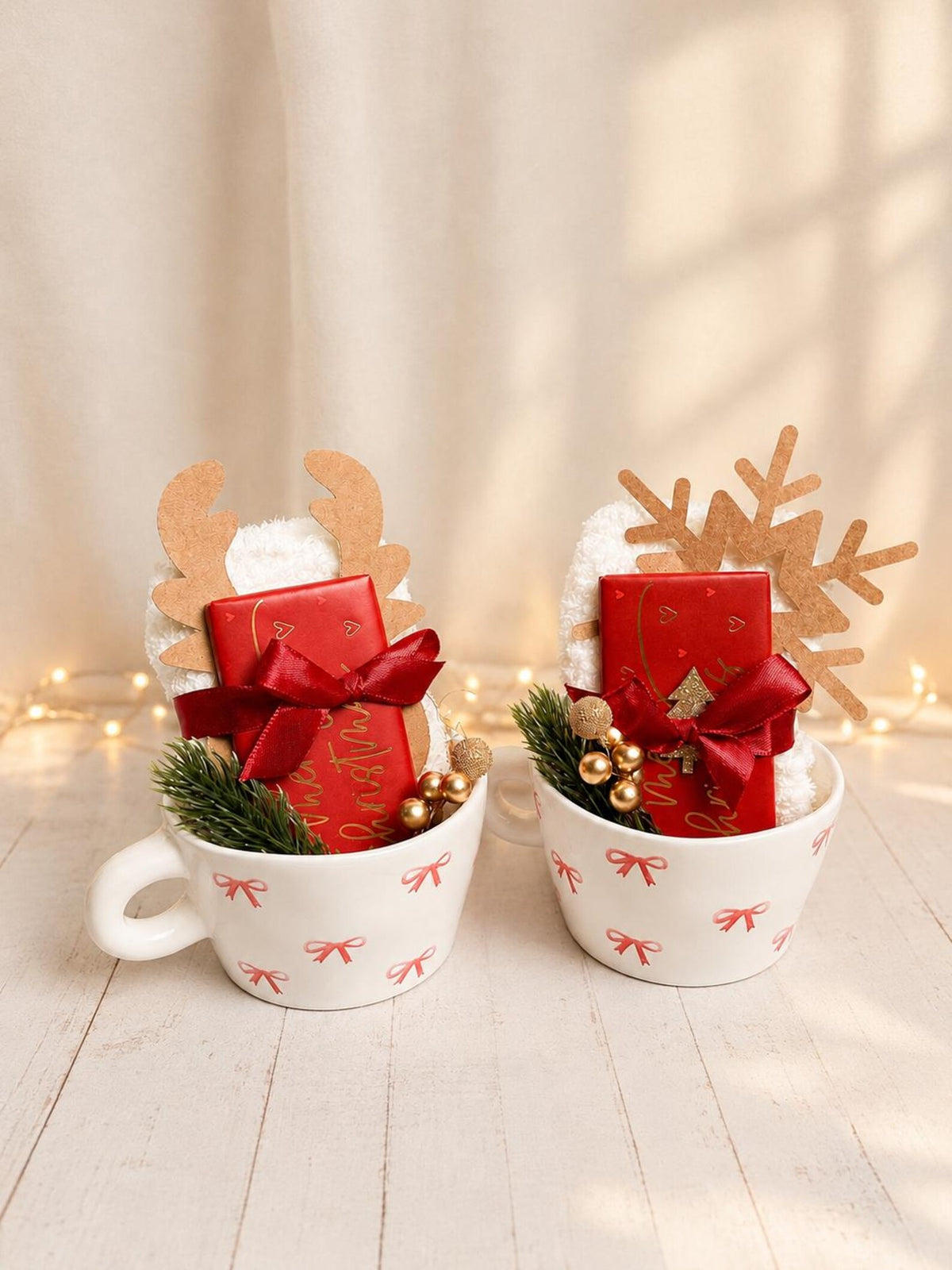Weihnachtsgeschenkset für Frauen mit Weihnachtstasse, Kuschelsocken, Merry Christmas Schokolade und festlicher Dekoration.